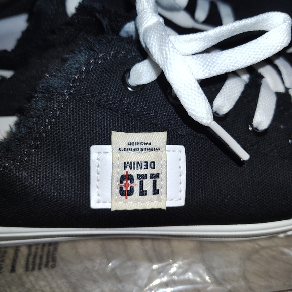 Denim&Co Black and White Sneakers - Picture 5 of 5